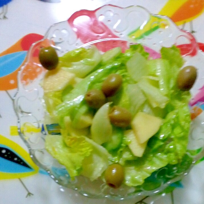 りんごとオリーブのグリーンサラダ